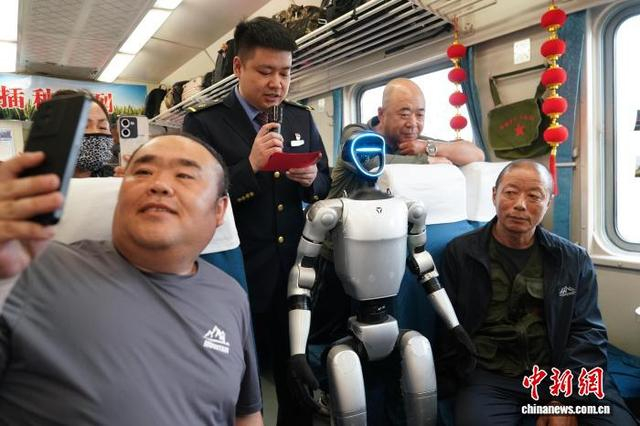5月13日，黑龙江哈尔滨，车厢内人形机器人吸引插秧客们。 赵宇航 摄