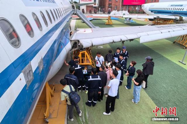 图为媒体采访团走进河南南阳进行采访。 记者 阚力 摄
