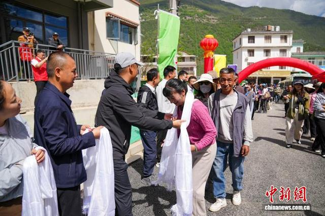 图为叶枝镇民众代表向搬迁民众献哈达。中新社记者 刘冉阳 摄