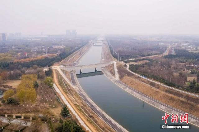 图为南水北调中线干渠平稳输水。李超庆 摄