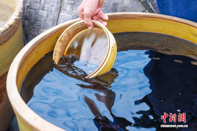 即将晾晒完成的成品酱油色泽棕红锃亮。李贵平 摄
