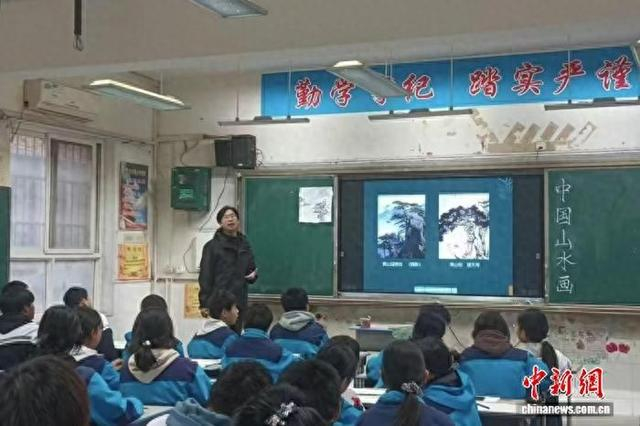 图为乡村教师李健正在授课。 受访者供图
