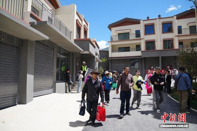 图为首批搬迁民众领到安置房钥匙。中新社记者 刘冉阳 摄