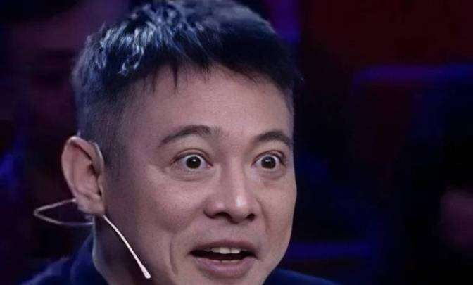  疾病撕开了动作明星的光环——甲亢让他无法完成高强度武打戏份，却也推动了行业改革：如今剧组为武行配备医疗团队，再也没有昔日《少林寺》跳楼无防护的冒险。李连杰携新书《超越生死》与女儿亮相，书中写道：甲亢偷走了我的容颜，却归还了更珍贵的礼物：对每口呼吸的敬畏。从银幕上飞檐走壁的侠客，到生活中笑对病痛的智者，他用十年的抗争诠释了真正的功夫——不是拳脚间的胜负，而是与命运过招时的从容与坚韧。正如他在采访中所言：人生下半场，我学会了把每一次心跳都当成礼物。
