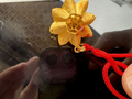 ​女子花3560元在海口一“老庙黄金”门店买的足金吊坠，一年多就“长红斑”……