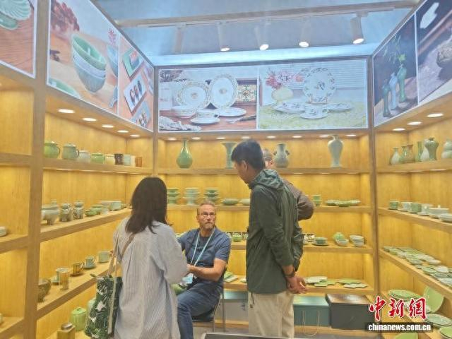 龙泉青瓷企业工作人员与外商交流。龙泉市委统战部供图