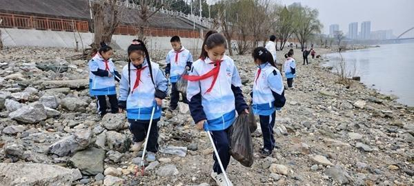 今年学雷锋纪念日前夕，丹江口市天津路小学组织少先队员前往丹江口水库坝下开展守水护水志愿服务。团丹江口市委供图