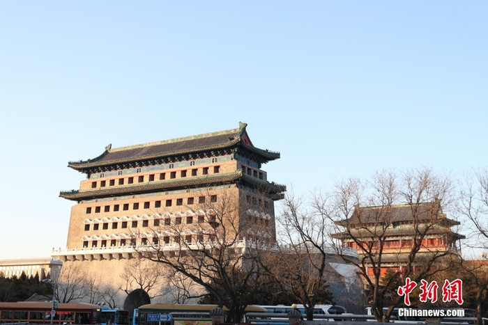 图为夕阳下的正阳门箭楼（前）与城楼。