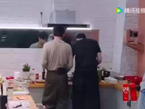 王子奇下厨展示厨艺，辣椒炒肉可乐鸡翅获赞