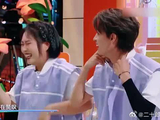 秦霄贤杨迪玩游戏停不下来，丁程鑫看入迷都忘记拿锅盖挡了，绝了