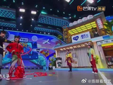 周深扯红菱太用力，丸子头都掉了，这造型还以为是新郎