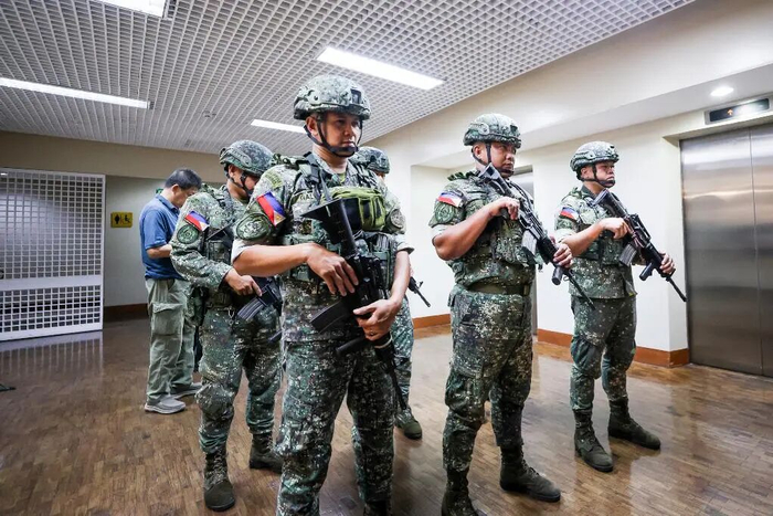 这是5月13日在菲律宾大马尼拉地区帕赛市拍摄的菲律宾参议院大楼内执勤的士兵。新华社发