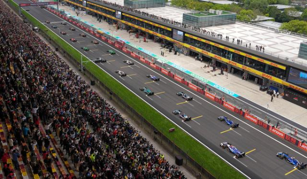 4月20日，F1中国大奖赛冲刺赛在上海国际赛车场举行。新华社记者 贺长山 摄