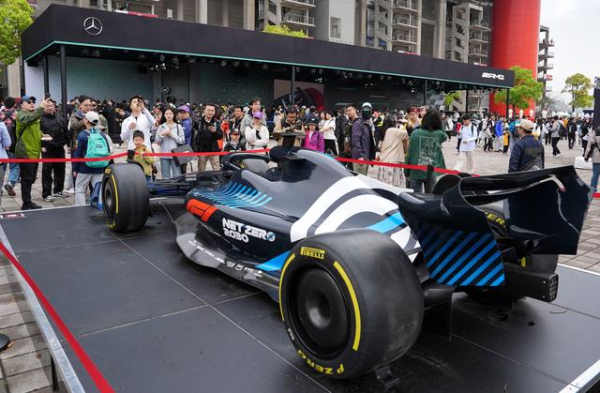 4月20日，观众在上海国际赛车场观看F1模型展车。新华社记者 贺长山 摄
