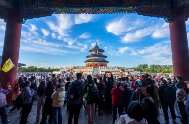 资料图：天坛公园祈年殿游人如织。中新社记者 张炜 摄