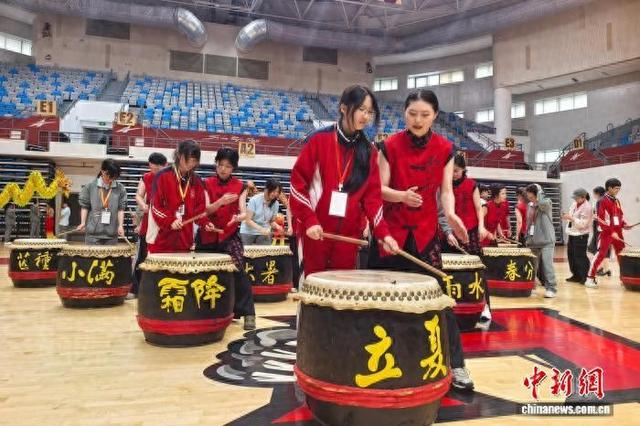 5月14日，澳门濠江中学逾500名师生到访华侨大学，体验中华传统文化。中新社记者 孙虹 摄