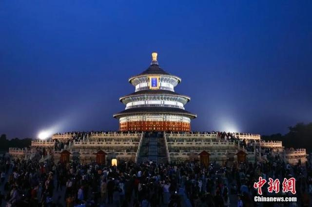 资料图：游人在北京天坛公园拍摄祈年殿夜景。中新社发 陈晓根 摄