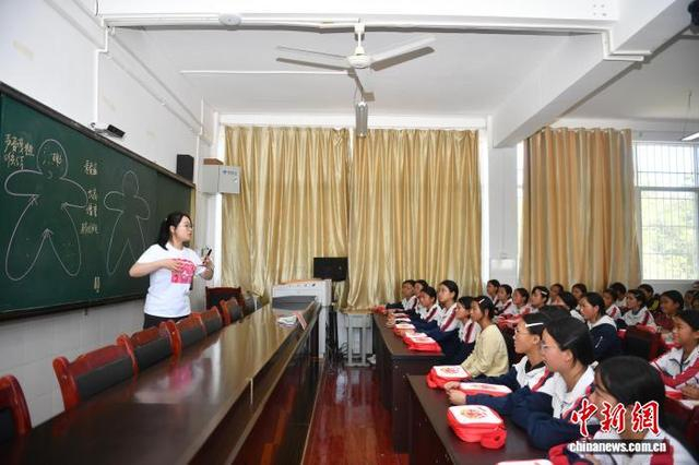 5月14日，学生专心听小丫课堂讲座。 黄兴鸿 摄