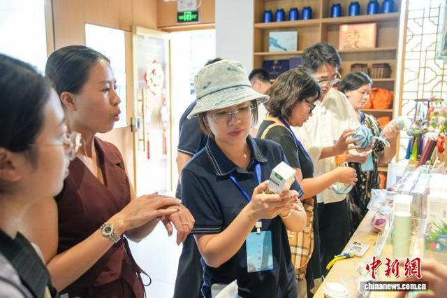5月13日，在广西横州市，华文媒体代表走进南方茶厂了解茉莉花产品。陈冠言 摄