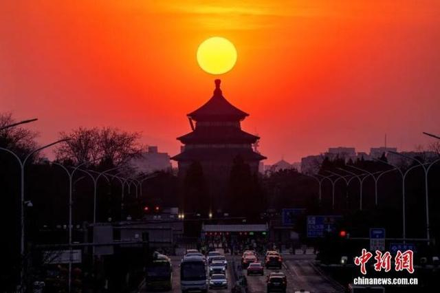 资料图：北京天坛祈年殿出现“悬日”景观。中新社记者 张祥毅 摄