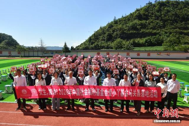 5月14日，349名女生领取爱心小丫包。 黄兴鸿 摄