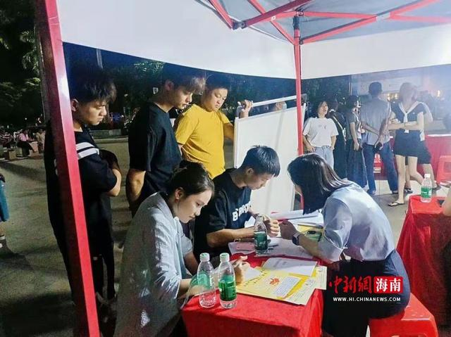 图为昌江黎族自治县2026年全国城市联合招聘高校毕业生春季公益性招聘会现场。何小芳供图