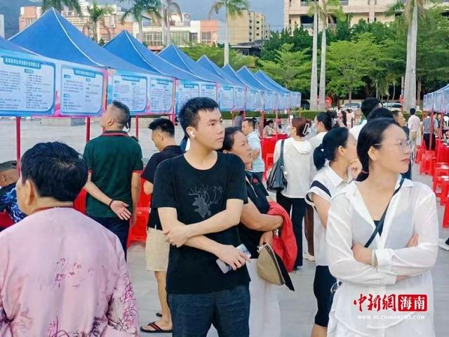 图为昌江黎族自治县2026年全国城市联合招聘高校毕业生春季公益性招聘会现场。何小芳供图