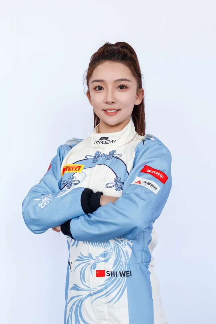 　　师炜近照。谢启明 摄