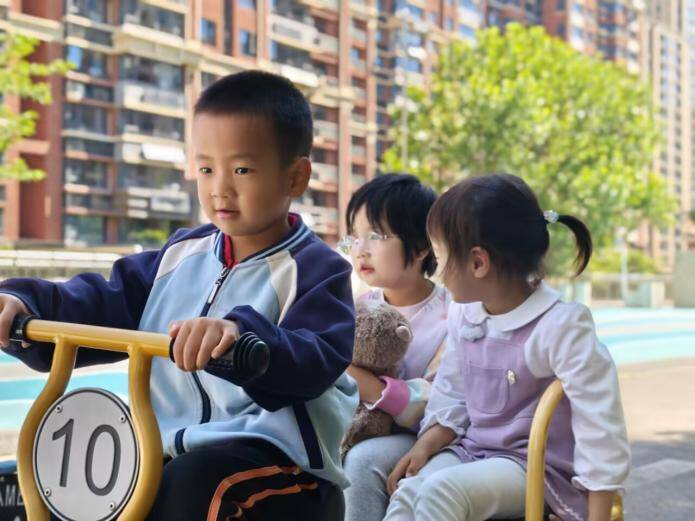 趣味骑行学交规 安全意识记心间