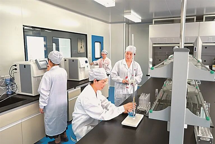 吉林省东鳌鹿业有限公司研发中心的科研人员在工作。长春市委宣传部供图