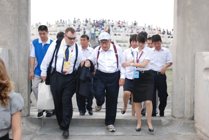 时任美国国务卿亨利·基辛格同随行人员一道参访天坛。天坛公园供图