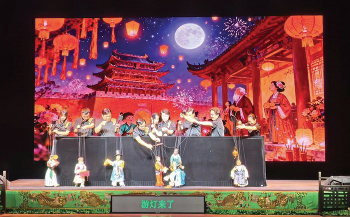 图为5月2日泉州市提线木偶戏传承保护中心（泉州市木偶剧团）正在演出《元宵乐》剧目。