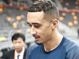 广东宏远新消息：奎因返美度假！徐杰到场，杜锋拥抱告别，他的CBA未来藏着意外反转