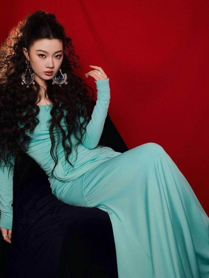  单依纯入围金曲奖的意义远超个人荣誉。作为00后歌手的代表，她的成功象征着华语乐坛新生代力量的崛起。在数字音乐时代，她凭借扎实唱功和独特音乐审美，为年轻歌手树立了新的标杆。随着金曲奖提名公布，单依纯同名巡回演唱会纯妹妹2.0厦门站也正式官宣，将于6月13日在厦门奥林匹克体育中心举办。演唱会以蛋岛遇鹭岛结合滨海城市特色，打造沉浸式音乐治愈之旅。舞台延续标志性蛋壳装置，并配合360°四面台声控系统，为观众带来全新视听体验。 单依纯的音乐之路仍在继续。从选秀冠军到金曲奖提名，从春晚舞台到万人演唱会，这位24岁的女孩用实力书写着属于自己的传奇。正如她在音乐中所表达的那样，艺术需要勇气、需要突破，更需要真诚。未来的日子里，我们期待她带来更多惊喜，用音乐感动更多人。