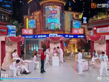 来自周深蛙的报复，杨超越被惩罚，小脸通红