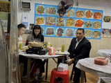 何猷君奚梦瑶澳门小店用餐,与保镖同桌吃饭,被指是豪门罕见举动