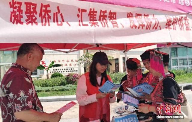 5月15日，志愿者进行法律咨询解答。 苏龙孙 摄