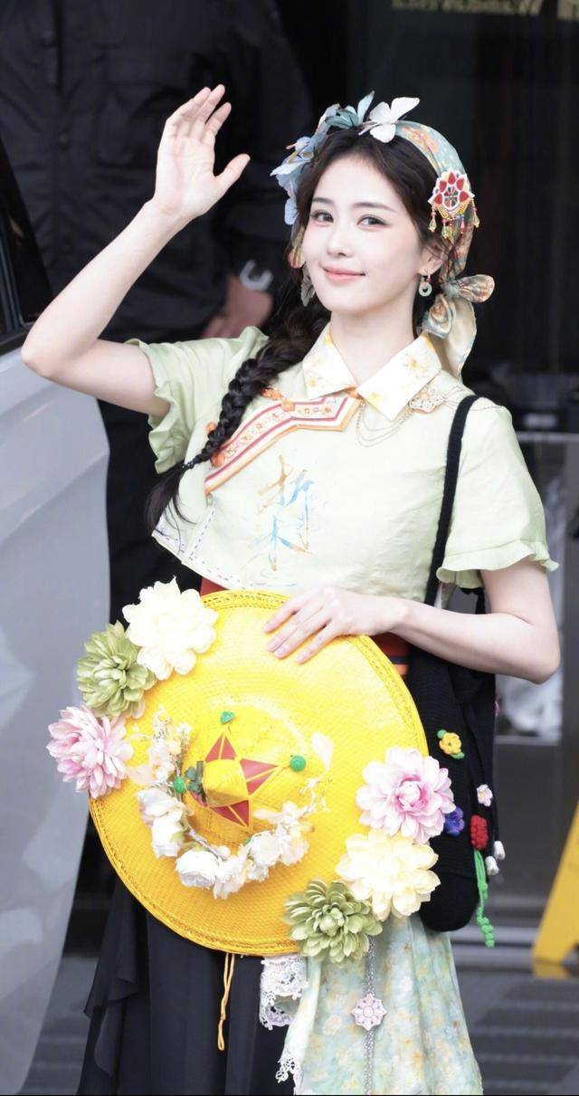  事实上，白鹿的这身造型能够引发如此热烈的反响，背后不仅仅是因为她好看那么简单。惠安女服饰是国家级非物质文化遗产，而簪花围更是蟳埔女的标志性头饰，承载着勤劳、美丽、顽强的闽南女性精神。《奔跑吧》选择在泉州进行录制，邀请明星们穿上传统服饰，为非遗文化做了一次千万级流量的活态广告。泉州的网友们激动地留言：以前我们是跑出去看世界，现在世界跑进来看看泉州了。节目组还特意安排了红砖古厝、码头等闽南特色景点，每一帧画面都像极了闽南风情的宣传片。 虽然这期录制的节目要等一段时间才能播出，但好消息是——《奔跑吧》第十四季今晚（4月24日）20:00正式开播！尽管今晚的节目里未必有白鹿的惠安女造型（那是后续录制内容），但白鹿的粉丝已经搬好小板凳：先看首播解解馋，再蹲泉州特辑暴击。接下来的两天，节目组将在泉州梧林村（4月26日）和厦门鼓浪屿（4月27日）继续录制。白鹿会不会再换上一套非遗服饰？谁也不知道。但可以确定的是，今天这身菠萝妹造型，已经提前锁定了本季最佳穿搭提名。 有人说，白鹿穿的衣服，远不止是衣服，而是文化的象征。但网友们更直白地表示：我们看出来的，是——美是真的美，迷糊也是真的迷糊。从花仙子到上错车的小品演员，白鹿仅用一个上午就完成了角色的转变。接下来的厦门之行，她又会整出什么新活儿呢？无论如何，《奔跑吧》的收视率，已经稳稳地锁定了。