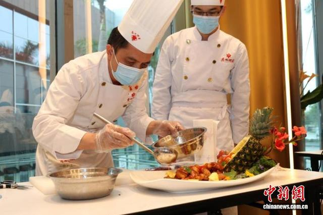 广州酒家大厨基于“湾区标准”现场制作传统名菜“咕噜肉”。广州市市场监管局 供图