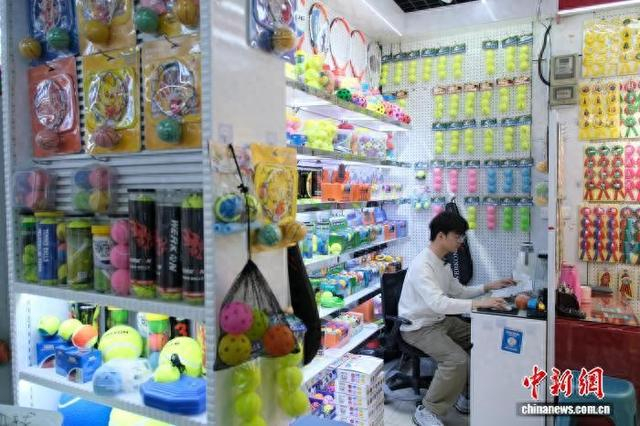 2026年3月，徐国章在义乌国际商贸城内打理自己的店铺。 曹丹 摄