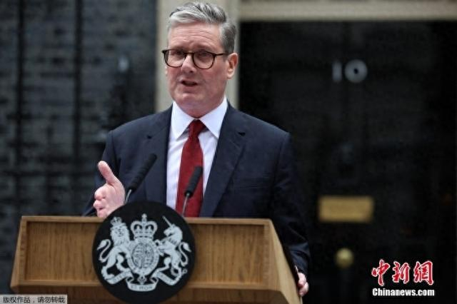 图为斯塔默发表就任英国首相后的首次演讲。