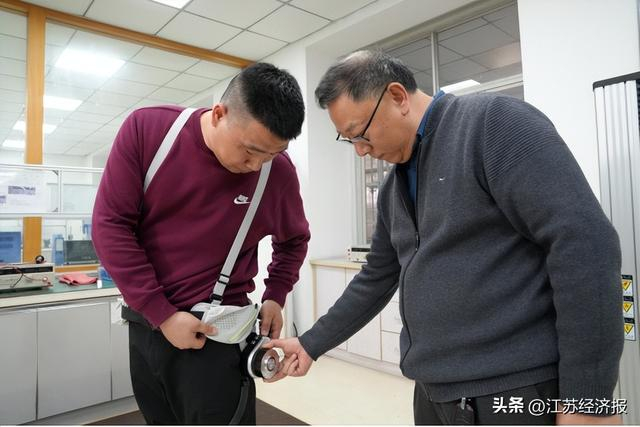 图为三江电器工程师展示穿戴式外骨骼专用电机。朱佳灏 摄