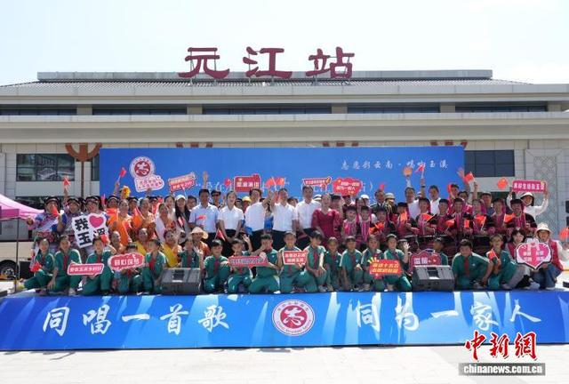 5月15日，参加活动的人员合影留念。 苏龙孙 摄