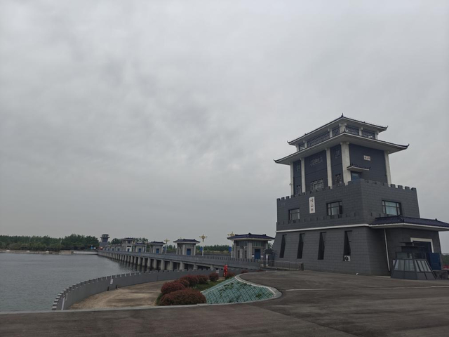 江苏宿迁骆马湖畔，嶂山闸依河矗立。受访者供图