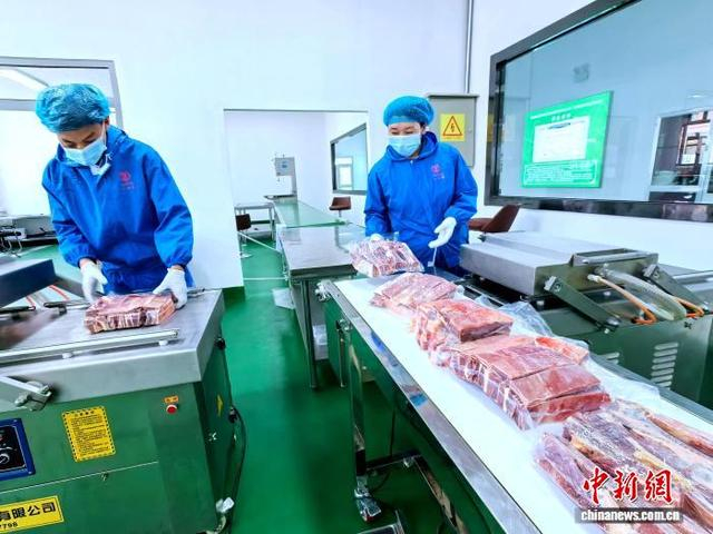 图为刚察贡洛农畜产品开发有限公司生产线，工人正在打包牛肉。李隽 摄