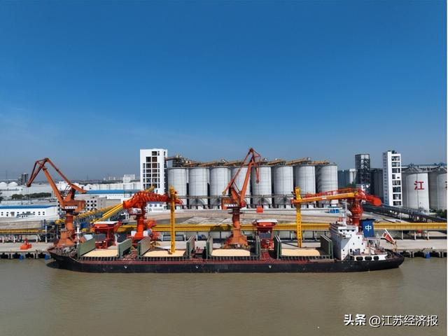 5月9日，中粮靖江港码头试运营，迎来首艘海轮靠泊作业。陈帅 摄