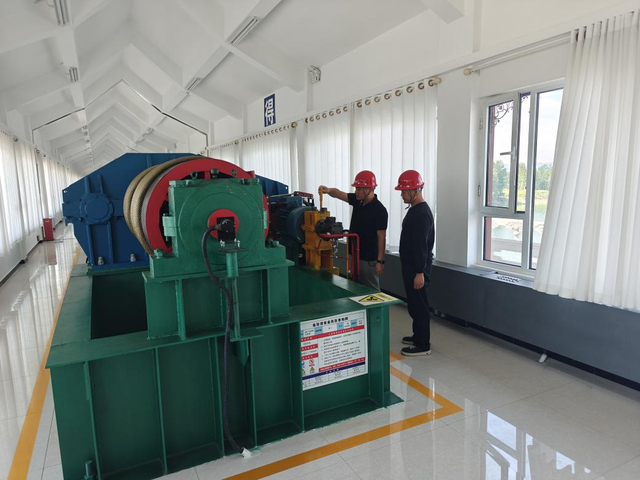 工作人员在岸堤水库溢洪闸开展巡查养护。受访者供图