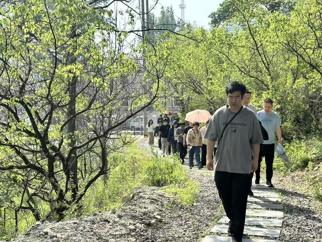 石峡村返乡青年董壮带领游客前往观长城森林步道 董壮供图