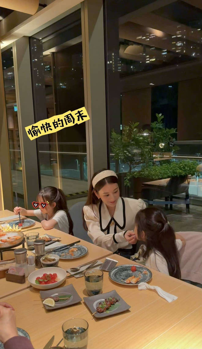  方媛如今几乎成为了豪门生活的模板：她可以戴着香奈儿棒球帽，随意地走到街边摊买点心；也能踩着华伦天奴高跟鞋，优雅地出席晚宴；她可以在化妆间拍摄精致大片，又能轻松转身走进厨房，为孩子们煮上一碗热腾腾的面条。网友总结得非常形象：与那些只晒包包、晒豪车的阔太太不同，方媛分享的丑萌牙宝玩具女儿的炸毛睡颜，才是最有烟火气息的日常。能够把豪门生活过得既精致又充满妈妈的温暖感，这才是真正令人羡慕的本事。正是这种平凡中的精致，温馨里的率真不拘，最打动人心，也让人对她充满由衷的喜爱。