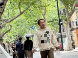 31岁徐志胜在上海外出买菜被偶遇，穿衣打扮低调朴素，太接地气了